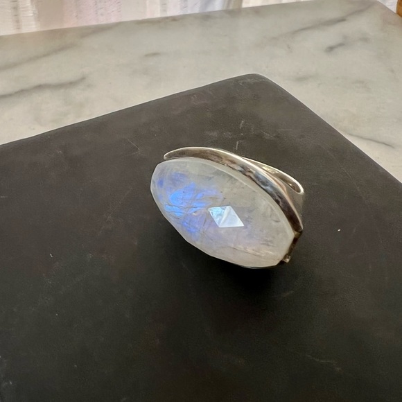 Gorgeous large oval faceted moonstone and sterling silver ring - Picture 1 of 9